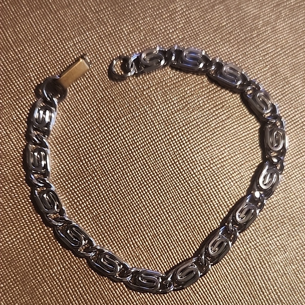 Silver Jewelry Bracelet with Intricate Links and Elegant Design